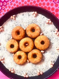 नमकिन डोनट (namkeen donut recipe in marathi) रेसिपी चे मुख्य फोटो 