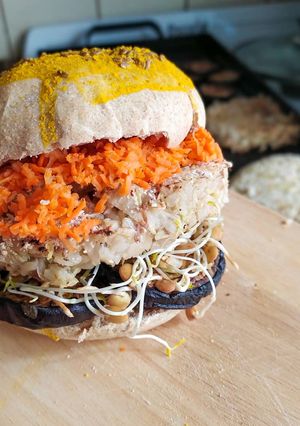 Una foto de Burger de arroz integral y brotes de soja