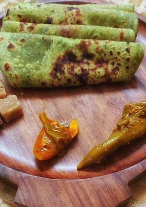पालक के परांठे(Palak ke parathe recipe in hindi) रेसिपी मुख्य फोटो
