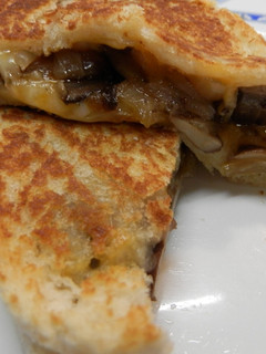 Una foto de Sandwich de champiñones portobello, cebolla y queso