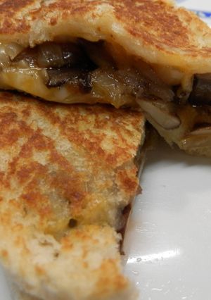 Foto principal de Sandwich de champiñones portobello, cebolla y queso