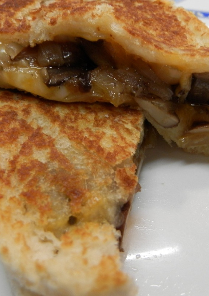 Una foto de Sandwich de champiñones portobello, cebolla y queso