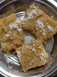அரிசி மாவு தேங்காய் கேக் (Arisi maavu thenkaai vake recipe in tamil) செய்முறை முக்கிய புகைப்படம்