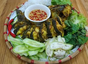 Hình của món Cá lăng nướng cuốn bánh tráng.