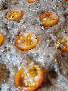 Una foto de Focaccia integral ⭒ con tomate cherry y flores de puerro