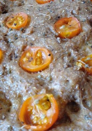 Una foto de Focaccia integral ⭒ con tomate cherry y flores de puerro