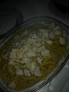 Una foto de Tirabuzones con salsa blanca y pollo