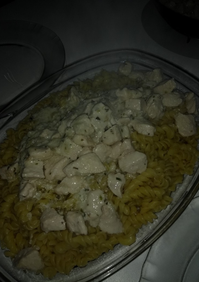 Una foto de Tirabuzones con salsa blanca y pollo