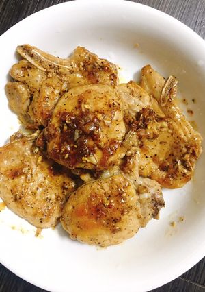 Hình của món Sườn cốt lết ram mặn ngọt.