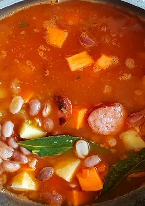 Una foto de Guisado de porotos frutilla. #mirecetacalentita