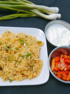 स्प्रिंग अनियन पुलाव (Spring onion pulao recipe in Hindi) रेसिपी मुख्य फोटो