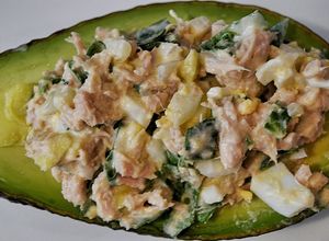 Una foto de Aguacate relleno de Atún