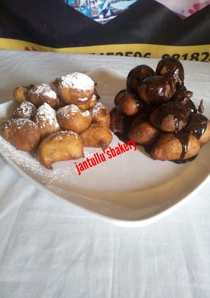 A picture of Dusted/glazed puff puff.