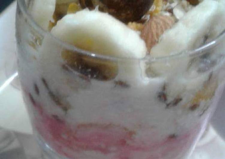 Granola Yoghurt Fruits & Nuts Parfait