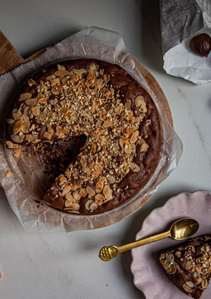 Una foto de Bizcocho húmedo de castañas y chocolate 🌰🍫