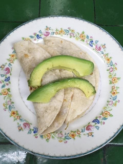 Una foto de Tacos de camarón con cebolla