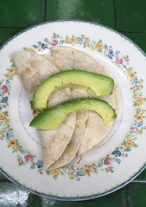 Una foto de Tacos de camarón con cebolla
