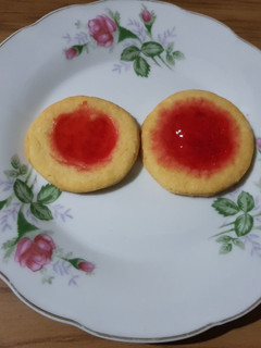 Una foto de Galletitas con jalea de frutillas sin manteca