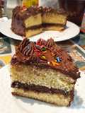 Pastel amarillo húmedo con frosting de chocolate