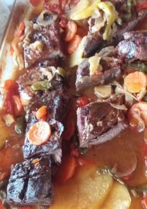 Una foto de Carne al horno con verduras