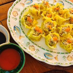 A picture of Sui mai dumplings.