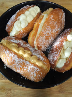 Una foto de Xuxos rellenos de crema pastelera