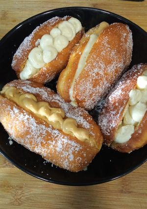 Una foto de Xuxos rellenos de crema pastelera