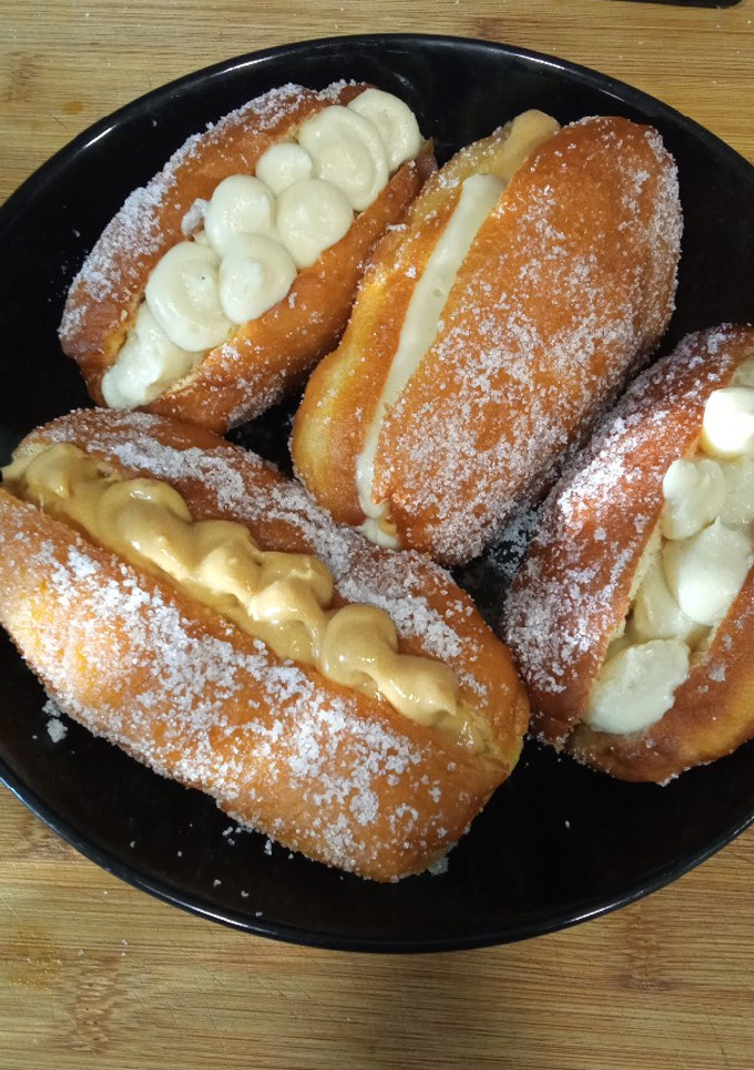 Una foto de Xuxos rellenos de crema pastelera