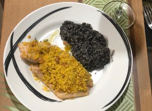 Foto de Saint Peter com crosta de biju e arroz de tinta de lula