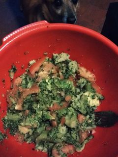 Una foto de Ensalada de Brócoli, tomate🍅 y aguacate 🥑