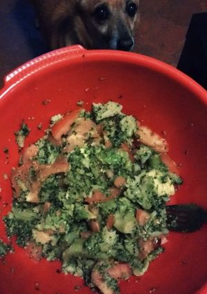 Una foto de Ensalada de Brócoli, tomate🍅 y aguacate 🥑