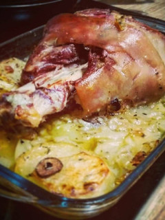 Una foto de Codillo al horno con patatas