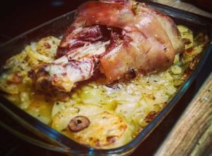 Foto principal de Codillo al horno con patatas