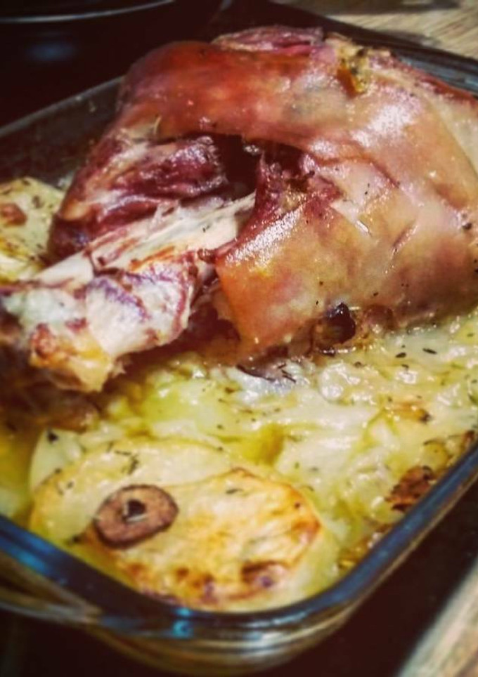 Una foto de Codillo al horno con patatas
