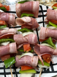 Una foto de Brochetas de pez de espada y bacon 🥓