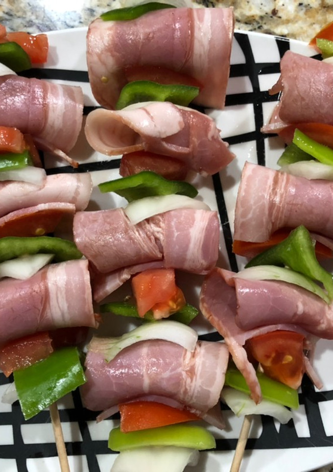 Una foto de Brochetas de pez de espada y bacon 🥓