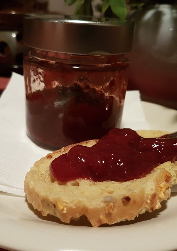 Una foto de Confitura Casera de Fresas con Vino Tinto
