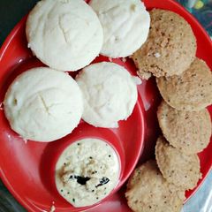 Soft and spongy oats and rava idli with coconut chutney A picture of Soft and spongy oats and rava idli with coconut chutney.