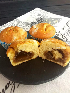 Una foto de Magdalenas rellenas de mermelada o crema de café