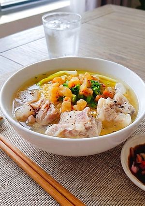 Hình của món MÌ tươi nấu sườn non.