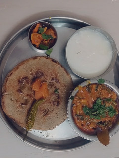 બાજરી નો રોટલો (Bajri Rotlo Recipe In Gujarati) રેસીપી મુખ્ય ફોટો