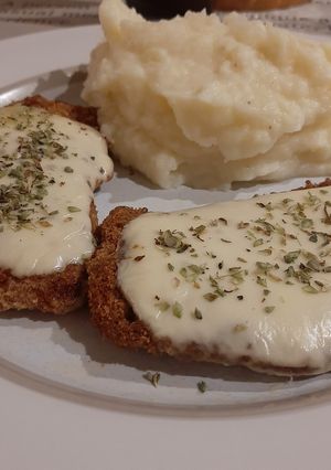 Una foto de Milanesas especiales con puré de papa