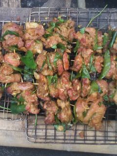 Hình của món Thịt nướng lá mắc mật.