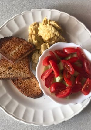 Rántotta piritóssal, zöldségekkel recept fotója