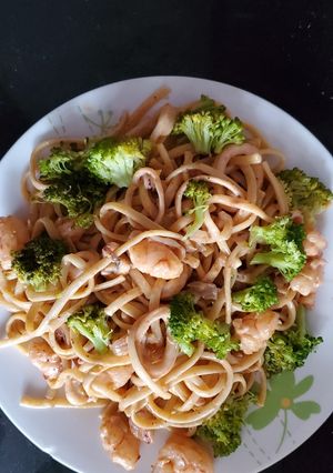Una foto de Tallarines con crema de mariscos