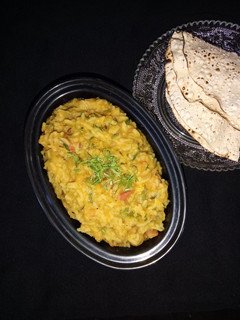 મસૂર દાળ ની ખીચડી (Masoor Dal Khichdi Recipe In Gujarati) રેસીપી મુખ્ય ફોટો