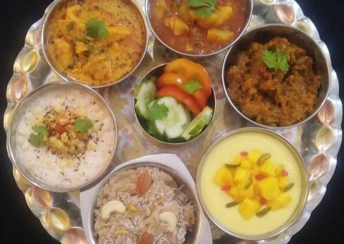 Indian Veg Thali (Aloo, Paneer, kaddu, Raita, Halwa, Shrikhand) Recipe