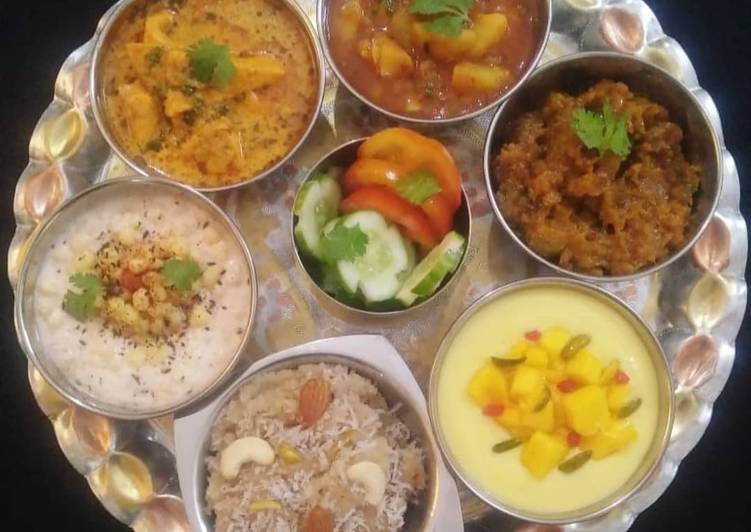 Simple Way to Make Favorite Indian Veg Thali (Aloo, Paneer, kaddu, Raita, Halwa, Shrikhand)