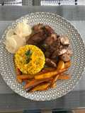 Chicharrón de Pescado con bastones de Camote, arroz con choclo y encurtido de Nabo a lo Carmelita