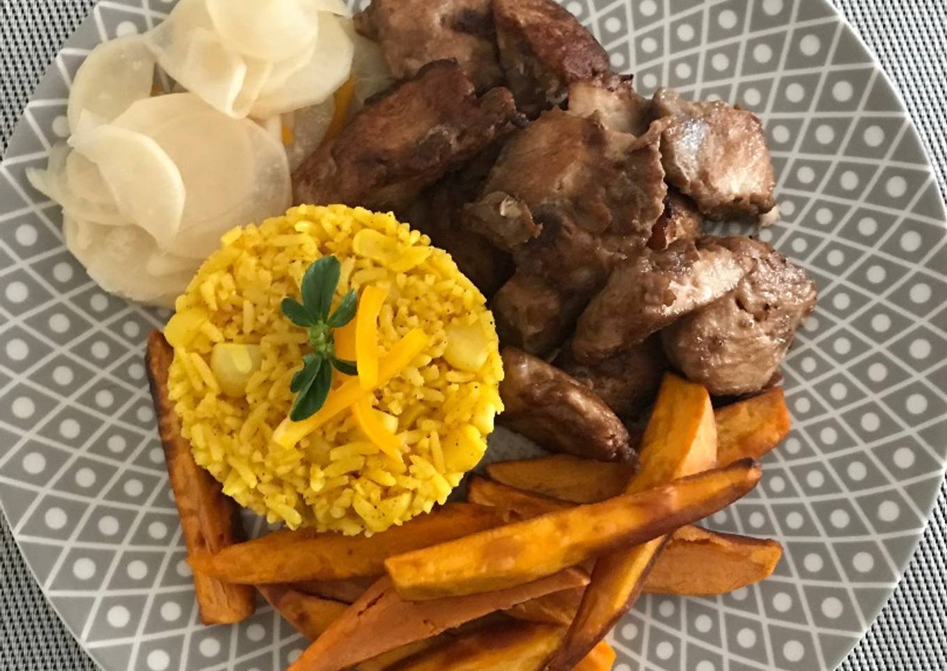 Chicharrón de Pescado con bastones de Camote, arroz con choclo y encurtido de Nabo a lo Carmelita